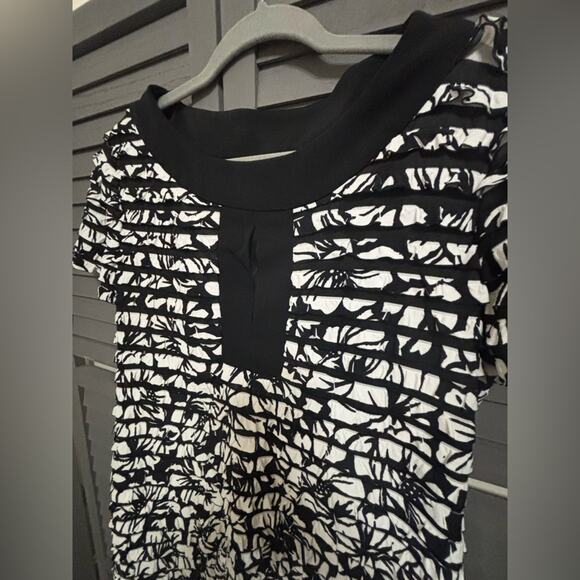 Fitted Black and White Micro Ruffle Short Sleeve Dress with Keyhole Neck Size 14 - Picture 2 of 5